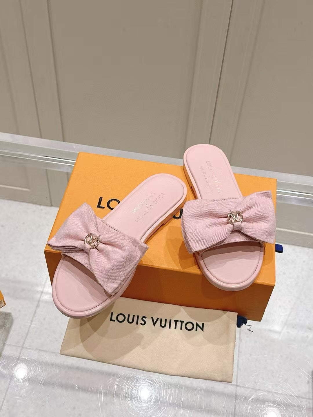 Chic Bow-Front Flat Slides with Soft Finish