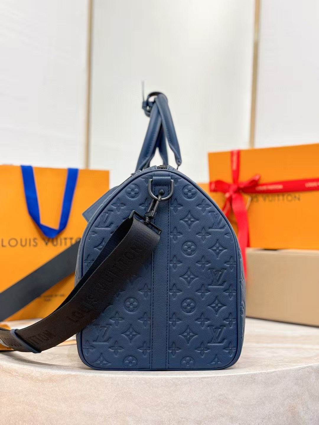 Elegant Embossed Travel Duffel Bag ?€? Spacious & Stylish