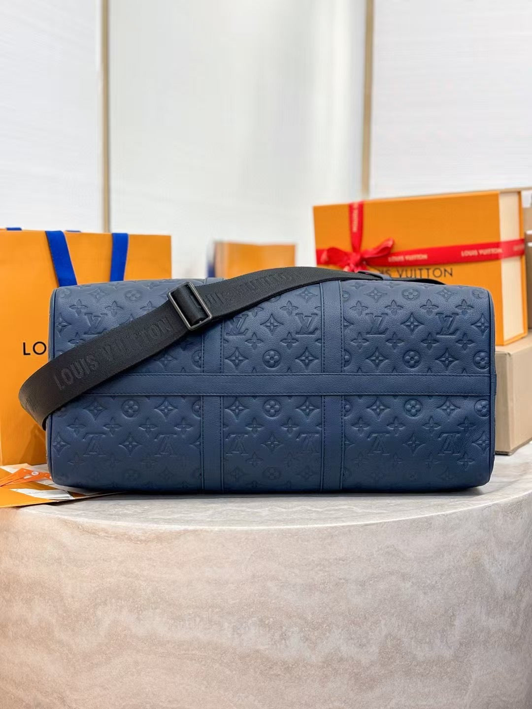 Elegant Embossed Travel Duffel Bag ?€? Spacious & Stylish