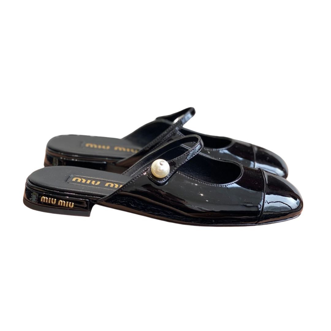 Plain black sandal