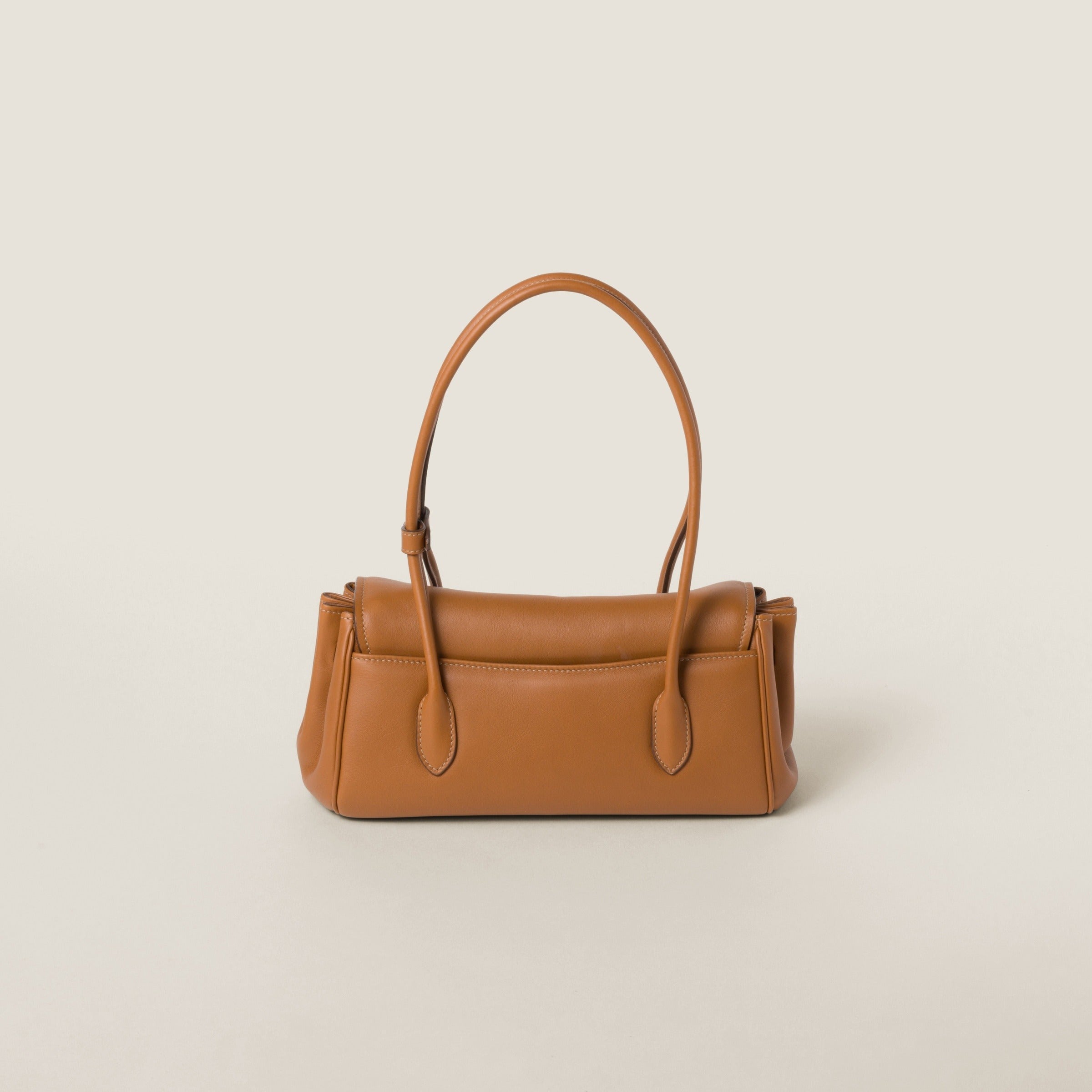 トートバッグ MIU MIU Brown Leather Shoulder Bag Miu Miu logo-embossed Leather Tote Bag | Brown | FARFETCH