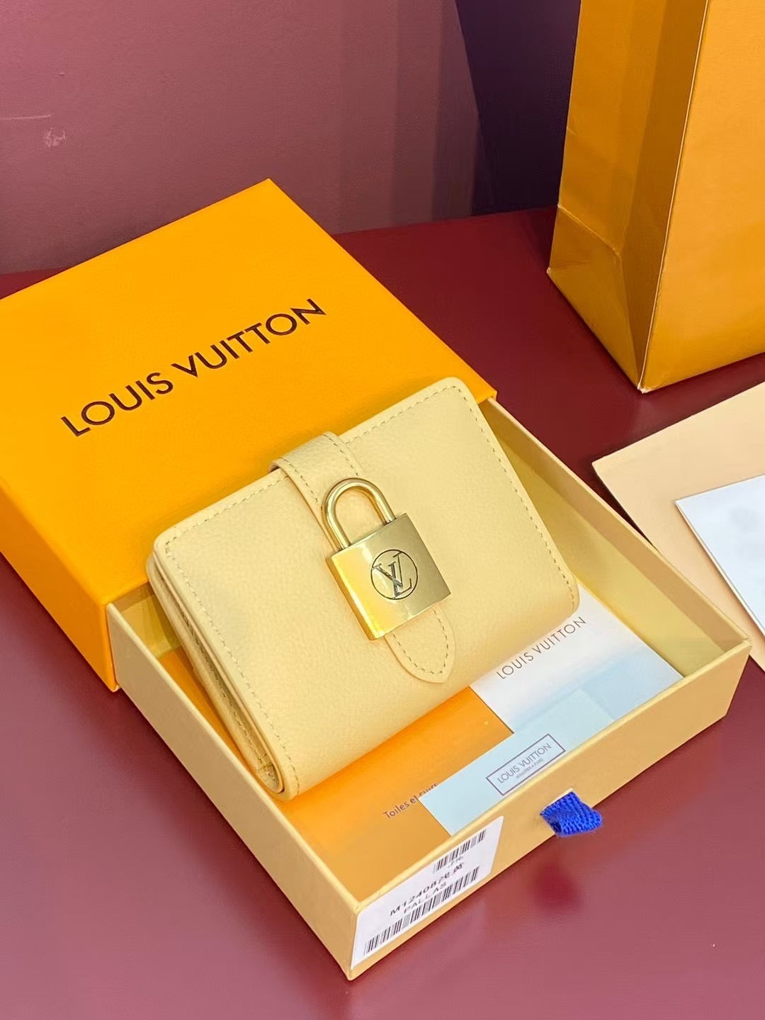 Elegant Compact Wallet with Signature Lock
