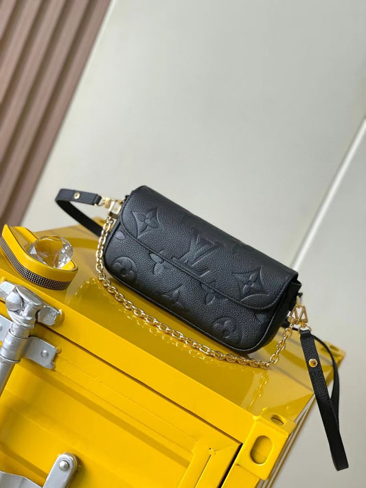 Chic Black Textured Shoulder Bag