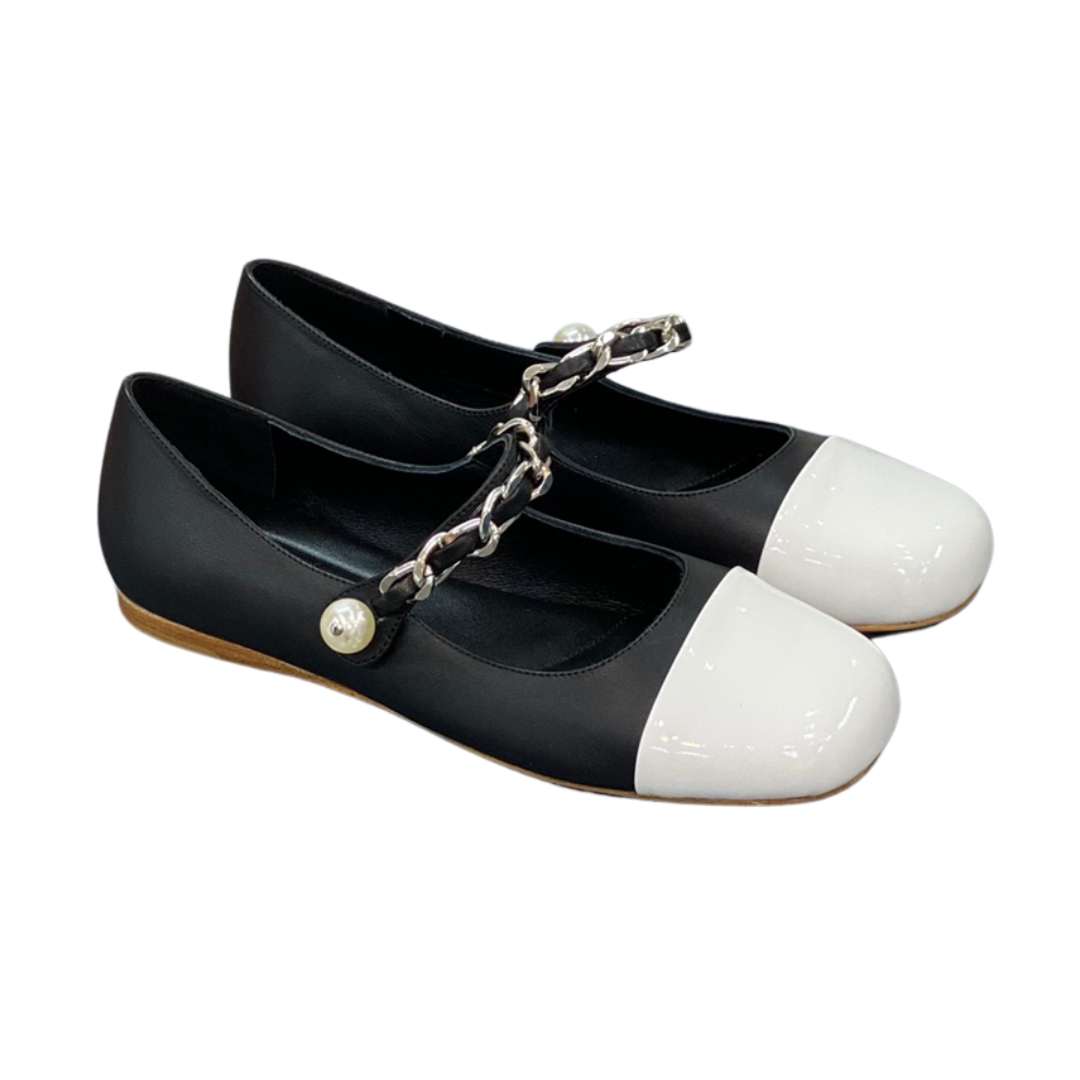 Black and white Ballerina