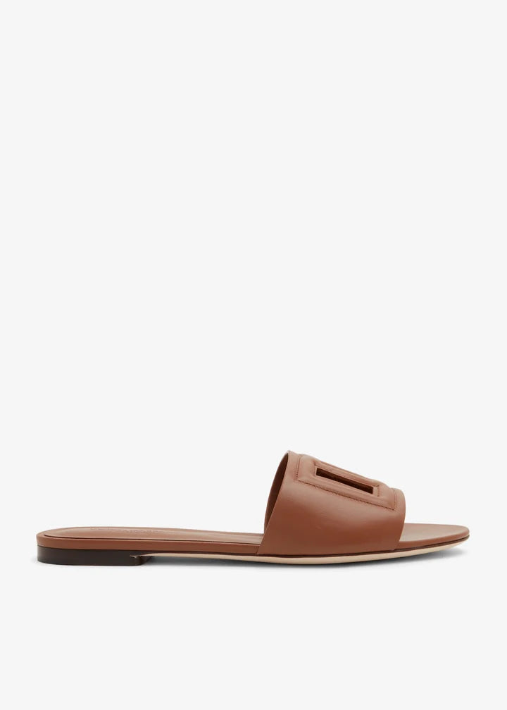 サンダル・ミュール DOLCE & GABBANA DG LOGO LEATHER FLAT SANDALS Dolce & Gabbana DG-logo Leather Sandals | White | FARFETCH